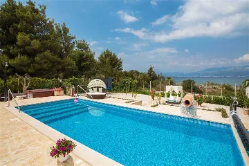 4-Bedroom Villa in Mutnik, Croatia with Pool