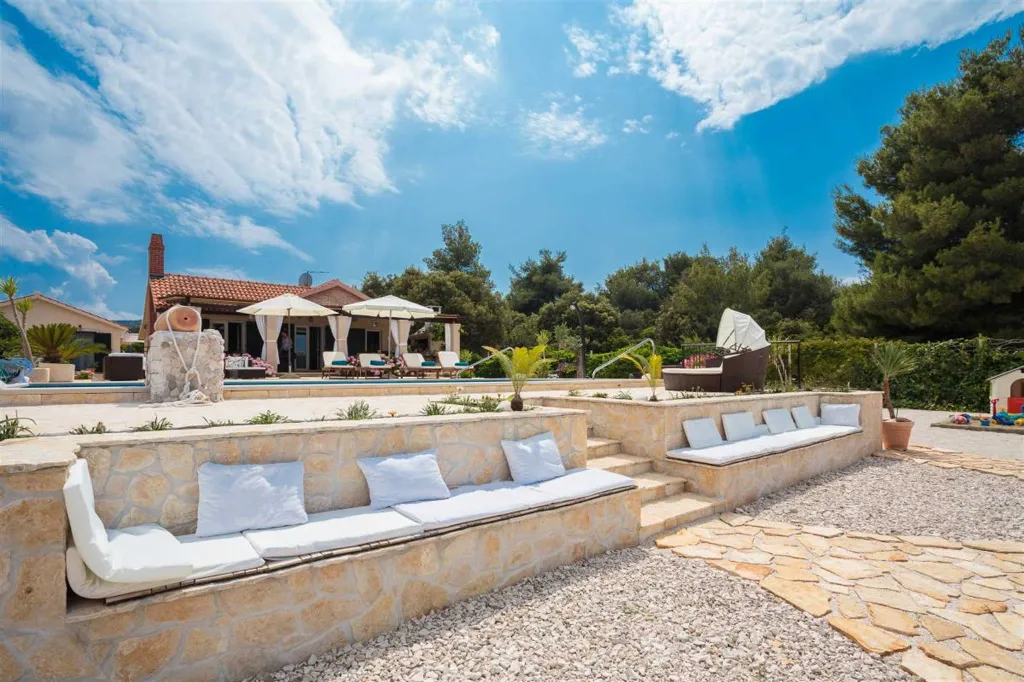4-Bedroom Villa in Mutnik, Croatia with Pool