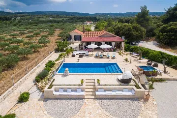 4-Bedroom Villa in Mutnik, Croatia with Pool