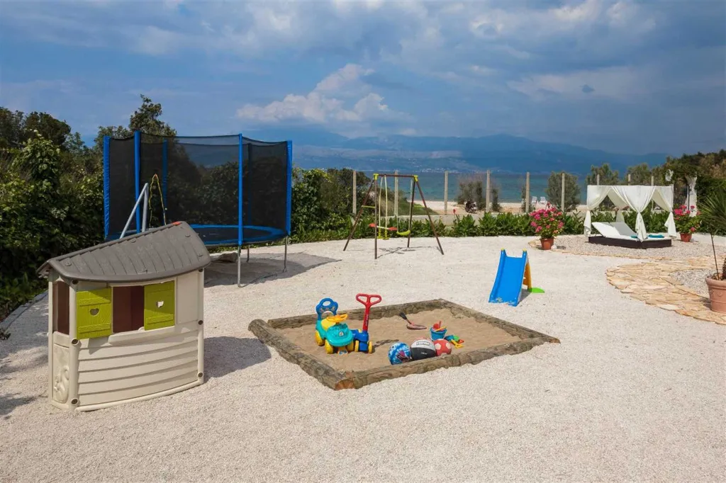 4-Bedroom Villa in Mutnik, Croatia with Pool