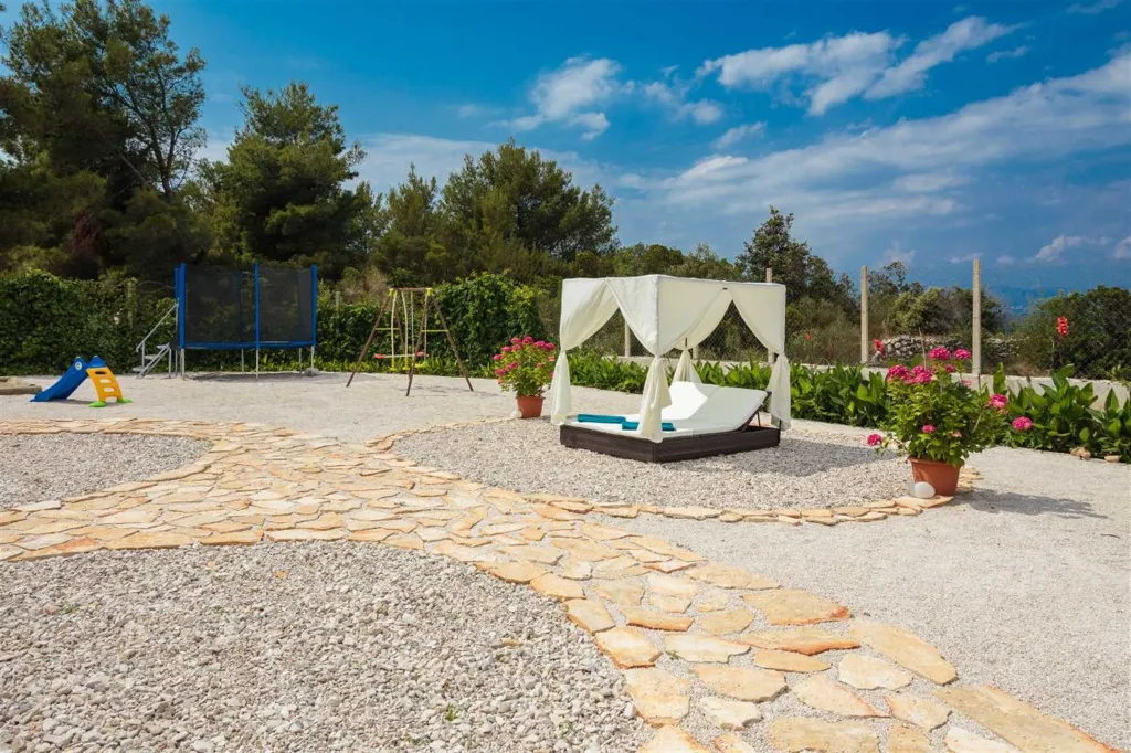 4-Bedroom Villa in Mutnik, Croatia with Pool