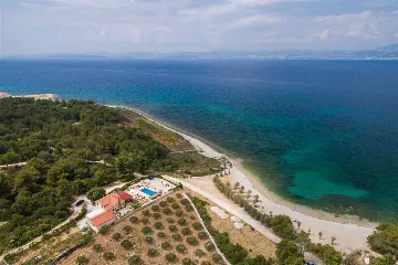 4-Bedroom Villa in Mutnik, Croatia with Pool