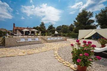 4-Bedroom Villa in Mutnik, Croatia with Pool