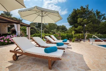 4-Bedroom Villa in Mutnik, Croatia with Pool