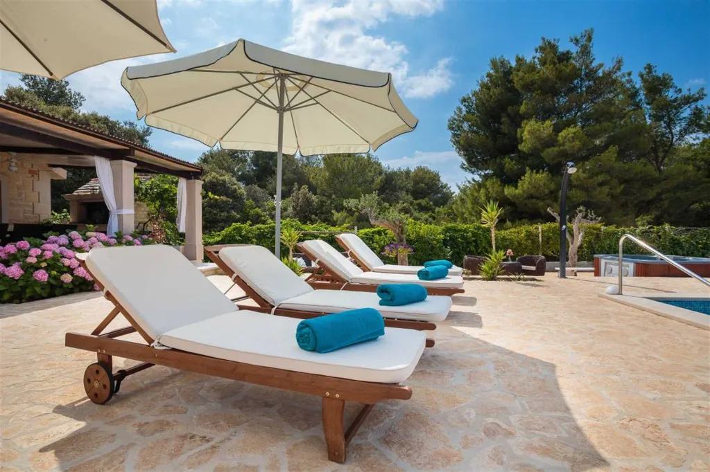 4-Bedroom Villa in Mutnik, Croatia with Pool