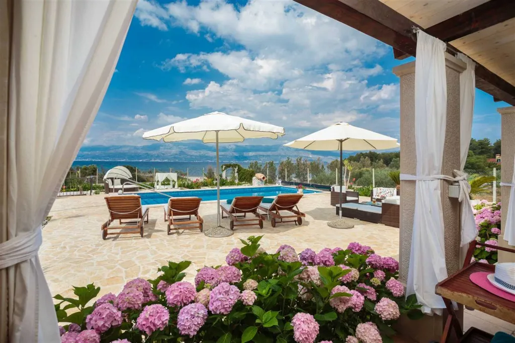 4-Bedroom Villa in Mutnik, Croatia with Pool