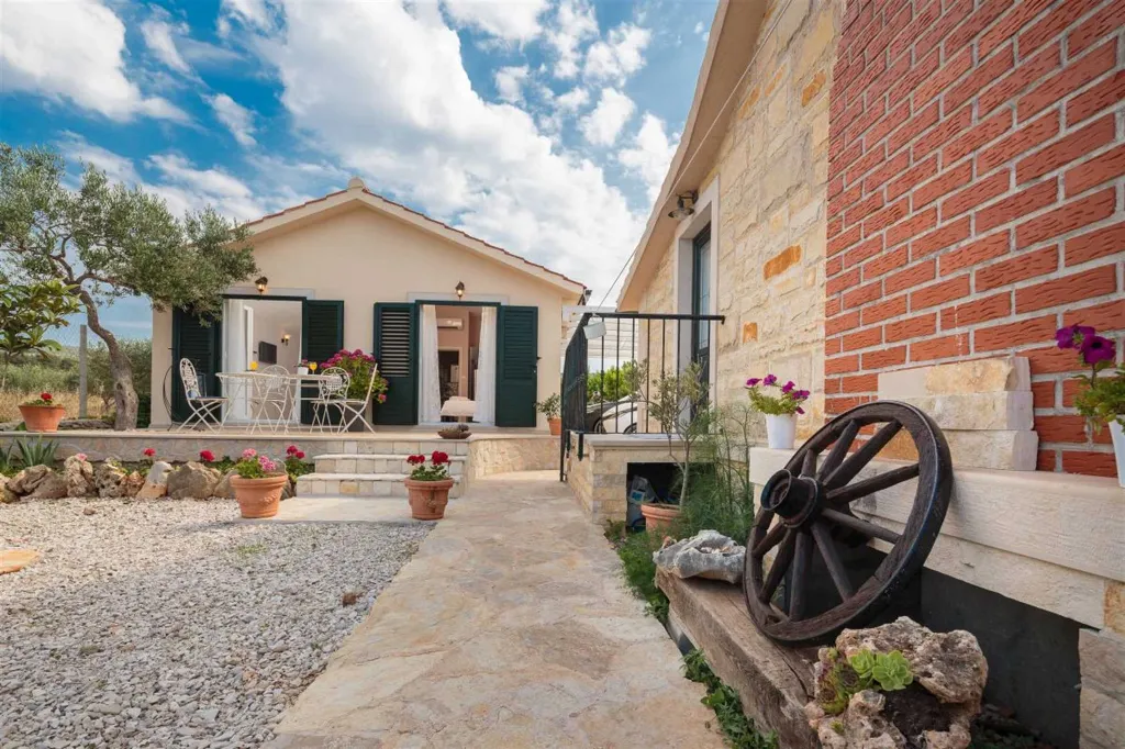 4-Bedroom Villa in Mutnik, Croatia with Pool