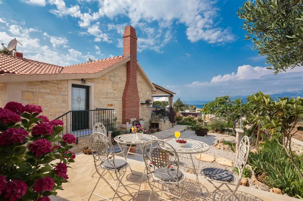 4-Bedroom Villa in Mutnik, Croatia with Pool