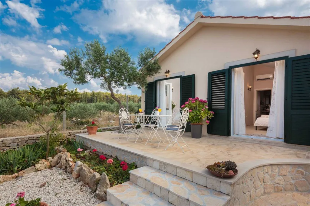 4-Bedroom Villa in Mutnik, Croatia with Pool