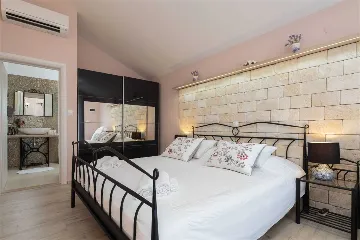 4-Bedroom Villa in Mutnik, Croatia with Pool