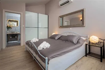 4-Bedroom Villa in Mutnik, Croatia with Pool