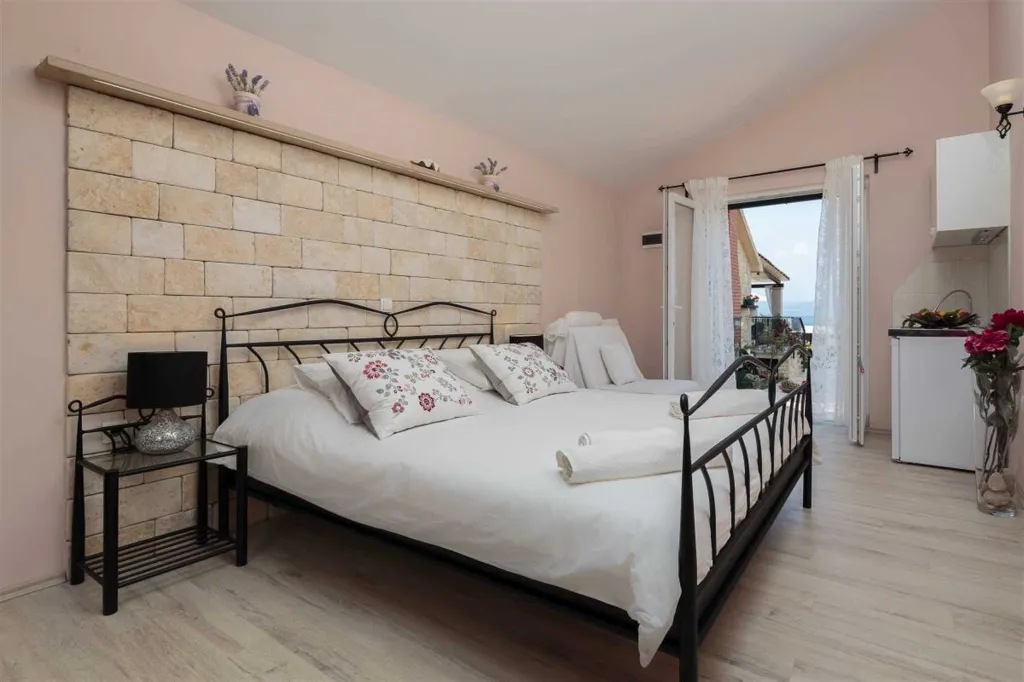 4-Bedroom Villa in Mutnik, Croatia with Pool