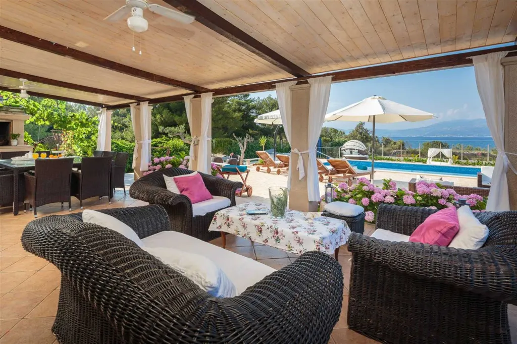 4-Bedroom Villa in Mutnik, Croatia with Pool