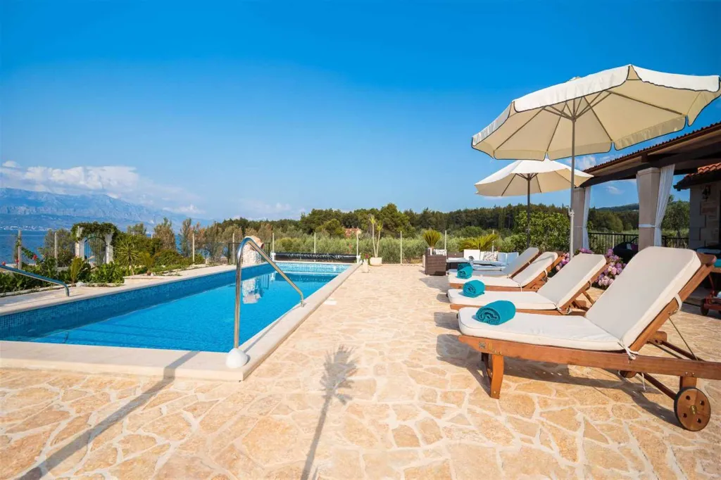 4-Bedroom Villa in Mutnik, Croatia with Pool