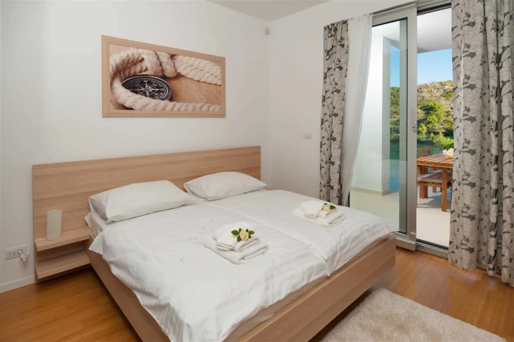 Bobovisce Villa with Heated Pool for 10 Guests