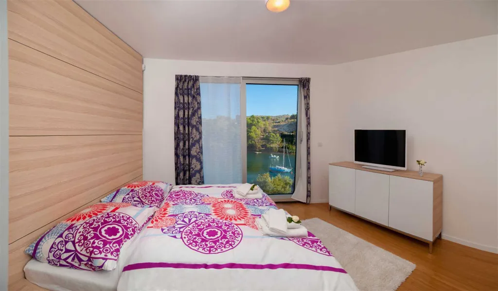 Bobovisce Villa with Heated Pool for 10 Guests
