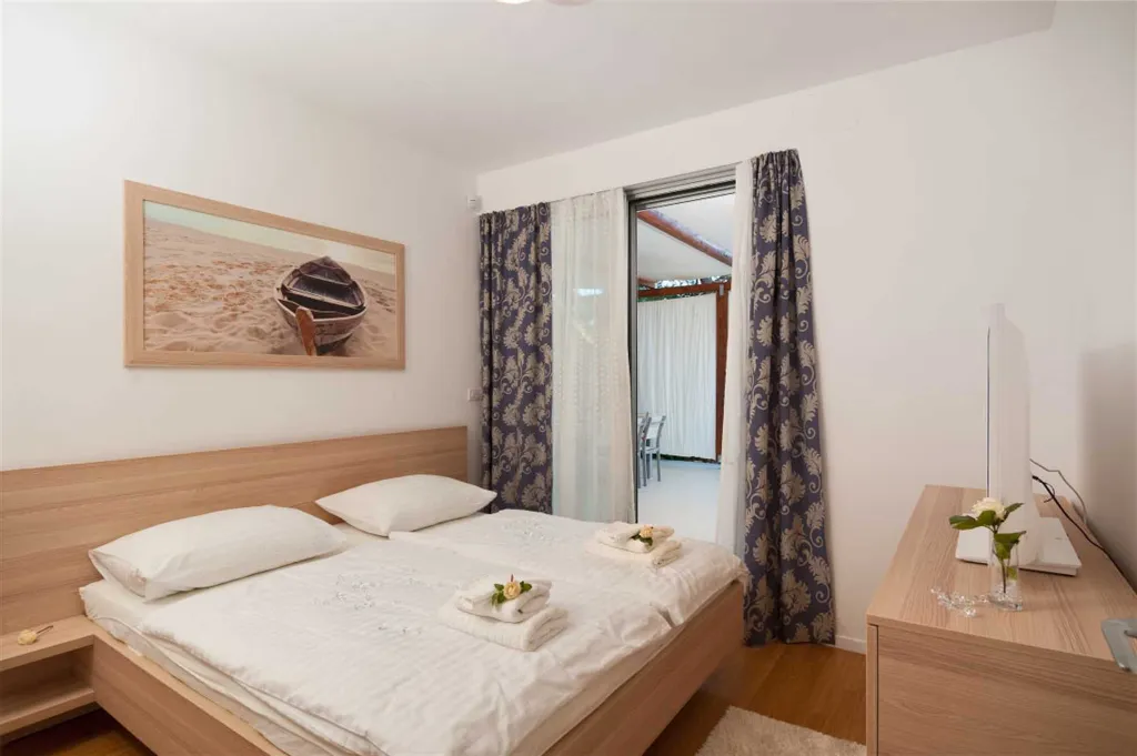 Bobovisce Villa with Heated Pool for 10 Guests
