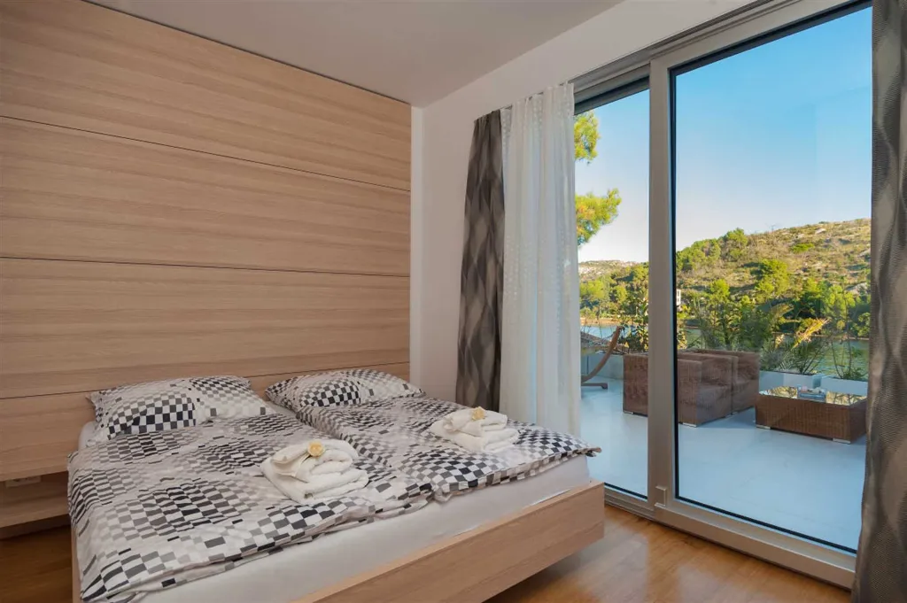 Bobovisce Villa with Heated Pool for 10 Guests