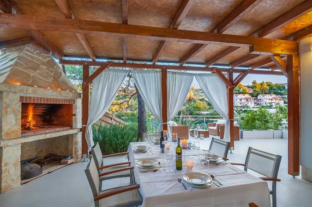 Bobovisce Villa with Heated Pool for 10 Guests