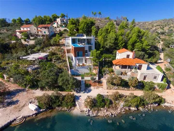 Bobovisce Villa with Heated Pool for 10 Guests