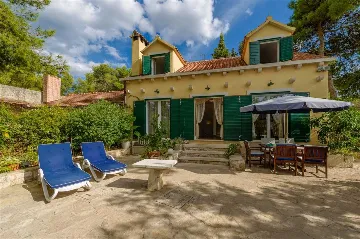 Beachfront Villa in Mirca for Up to 8 Guests