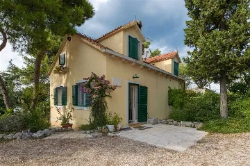 Beachfront Villa in Mirca for Up to 8 Guests