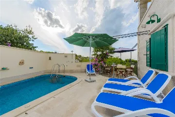 Villa in Mirca for 10 Guests with Pool & Sauna