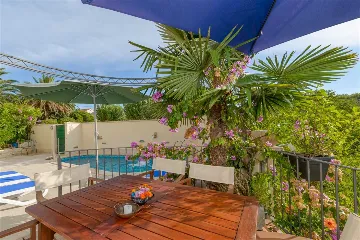 Villa in Mirca for 10 Guests with Pool & Sauna