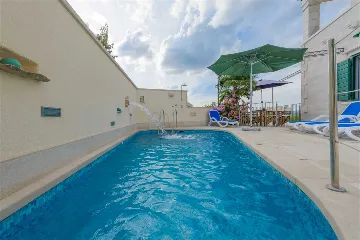 Villa in Mirca for 10 Guests with Pool & Sauna