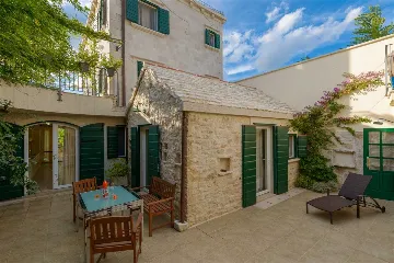 Villa in Mirca for 10 Guests with Pool & Sauna