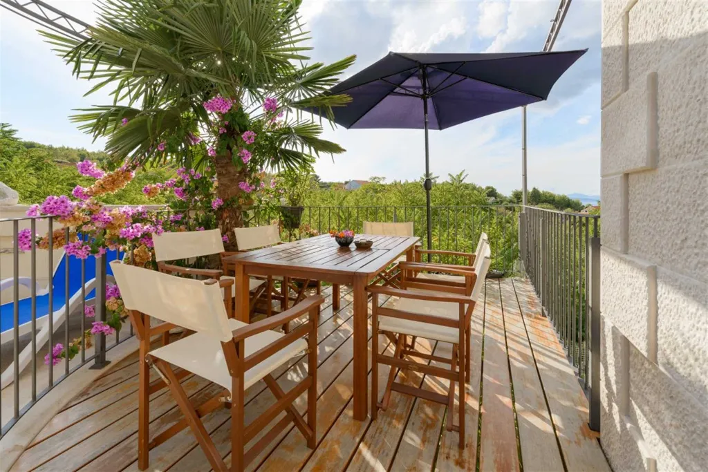 Villa in Mirca for 10 Guests with Pool & Sauna