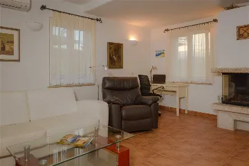 Villa in Mirca for 10 Guests with Pool & Sauna