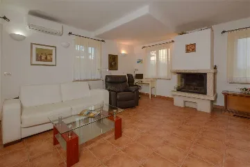 Villa in Mirca for 10 Guests with Pool & Sauna