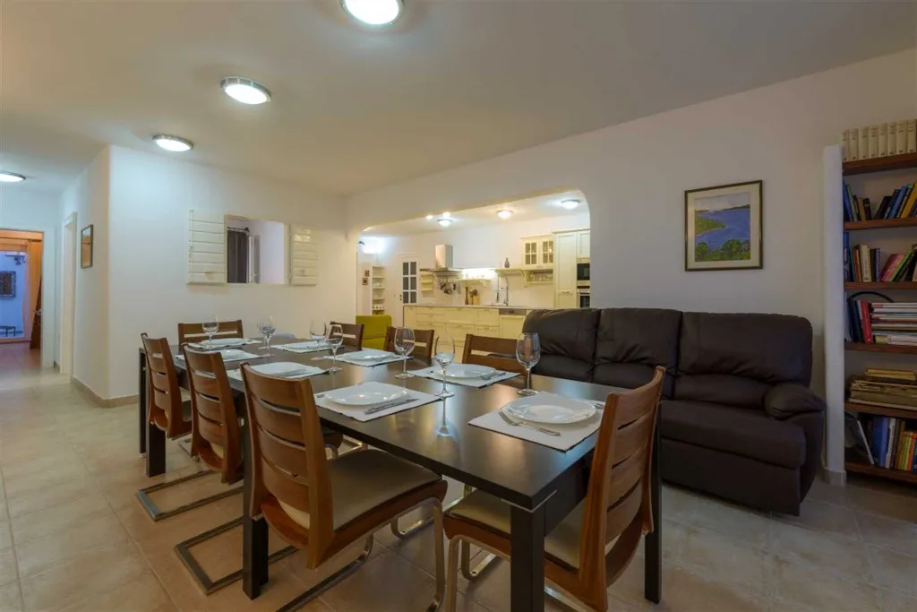 Villa in Mirca for 10 Guests with Pool & Sauna