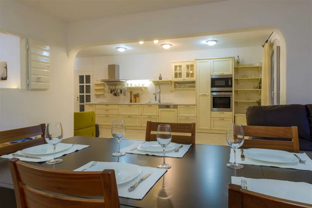 Villa in Mirca for 10 Guests with Pool & Sauna