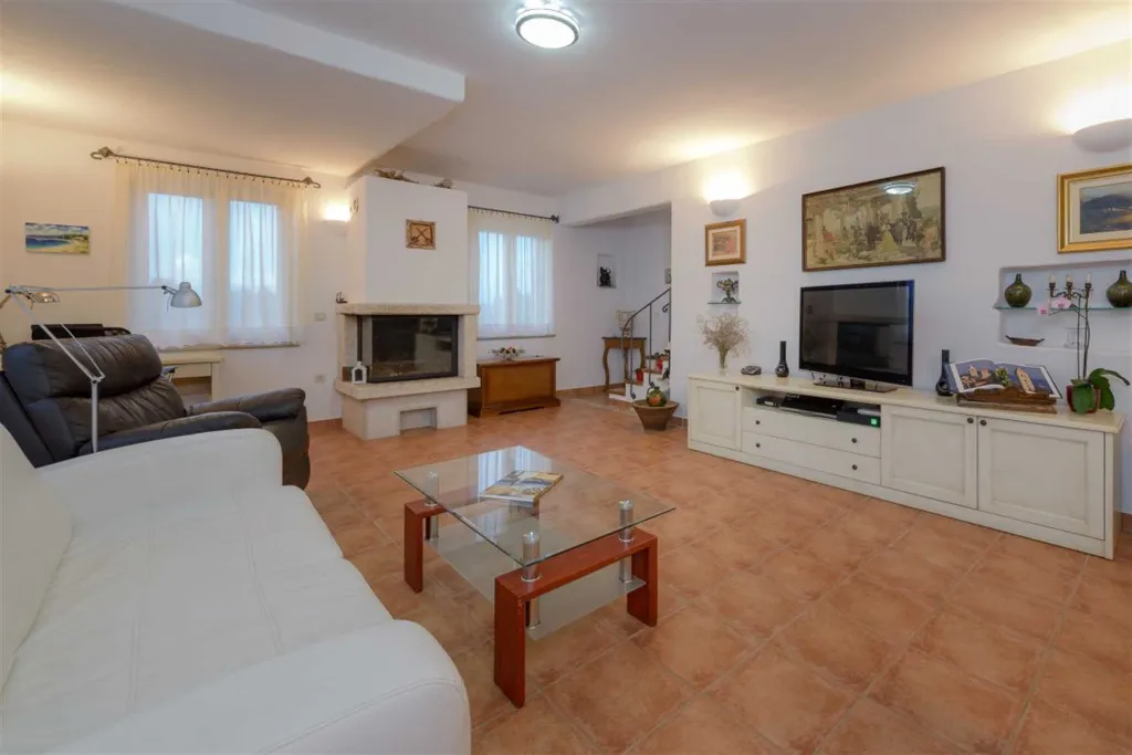 Villa in Mirca for 10 Guests with Pool & Sauna