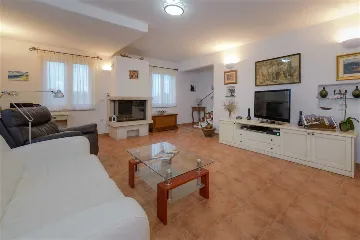 Villa in Mirca for 10 Guests with Pool & Sauna