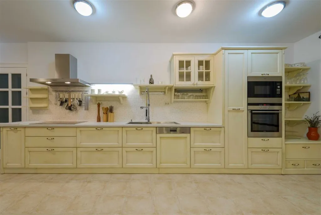 Villa in Mirca for 10 Guests with Pool & Sauna