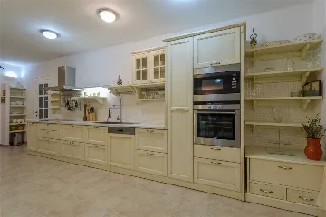 Villa in Mirca for 10 Guests with Pool & Sauna