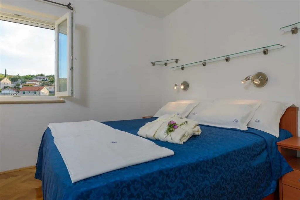Villa in Mirca for 10 Guests with Pool & Sauna