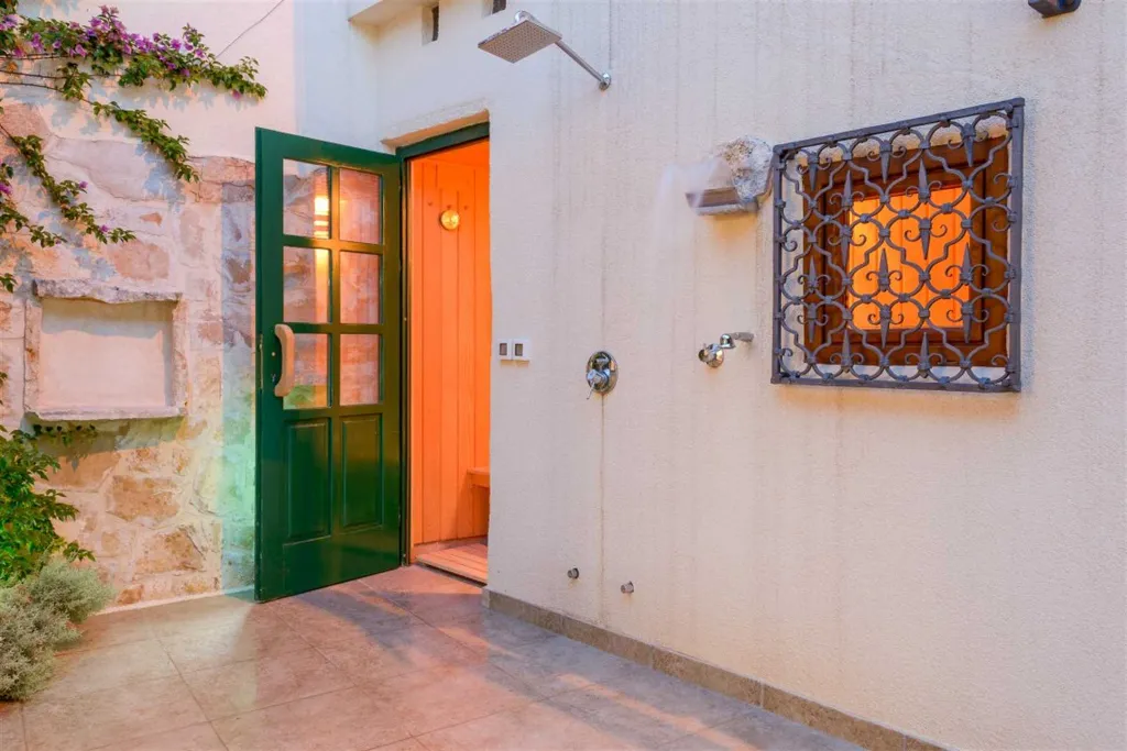 Villa in Mirca for 10 Guests with Pool & Sauna