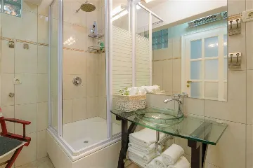 Villa in Mirca for 10 Guests with Pool & Sauna