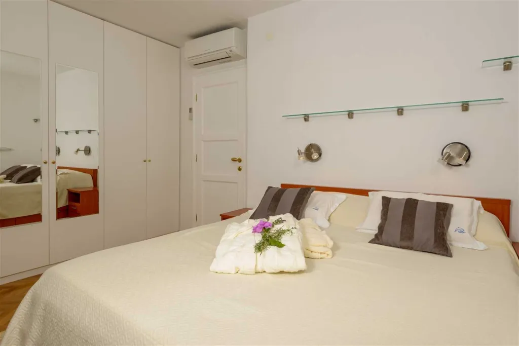Villa in Mirca for 10 Guests with Pool & Sauna