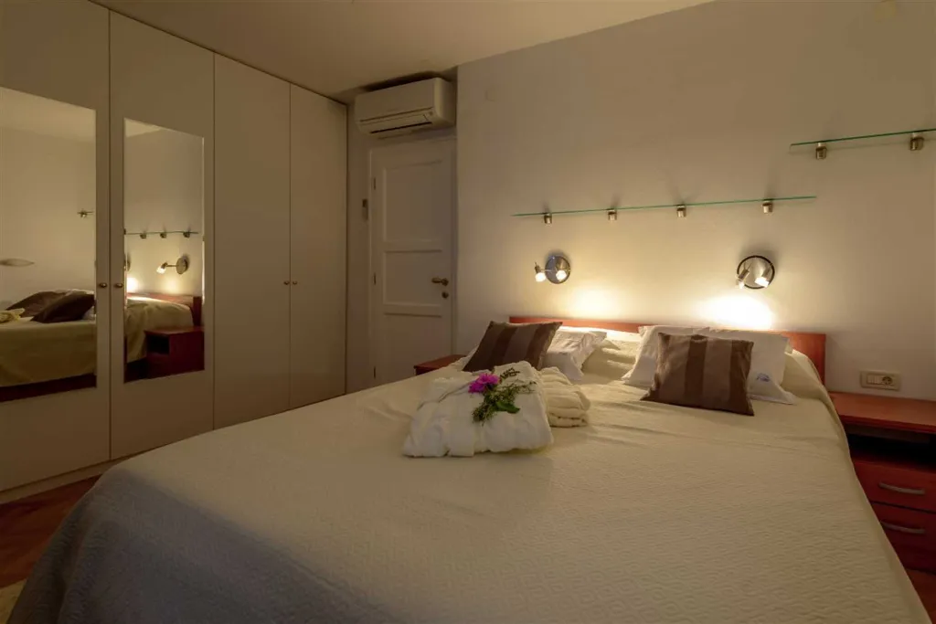 Villa in Mirca for 10 Guests with Pool & Sauna