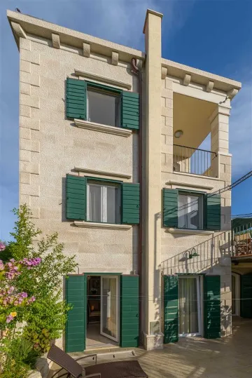 Villa in Mirca for 10 Guests with Pool & Sauna