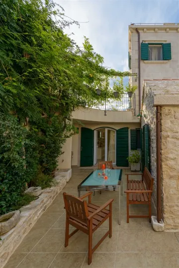 Villa in Mirca for 10 Guests with Pool & Sauna