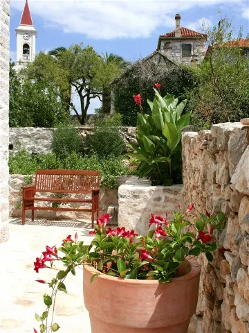 3-Bedroom Villa in Mirca (6–8 Guests)