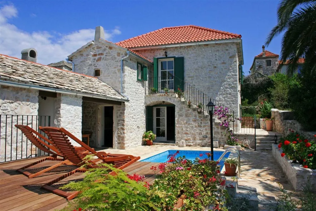 3-Bedroom Villa in Mirca (6–8 Guests)