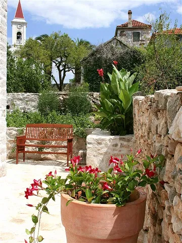 3-Bedroom Villa in Mirca (6–8 Guests)