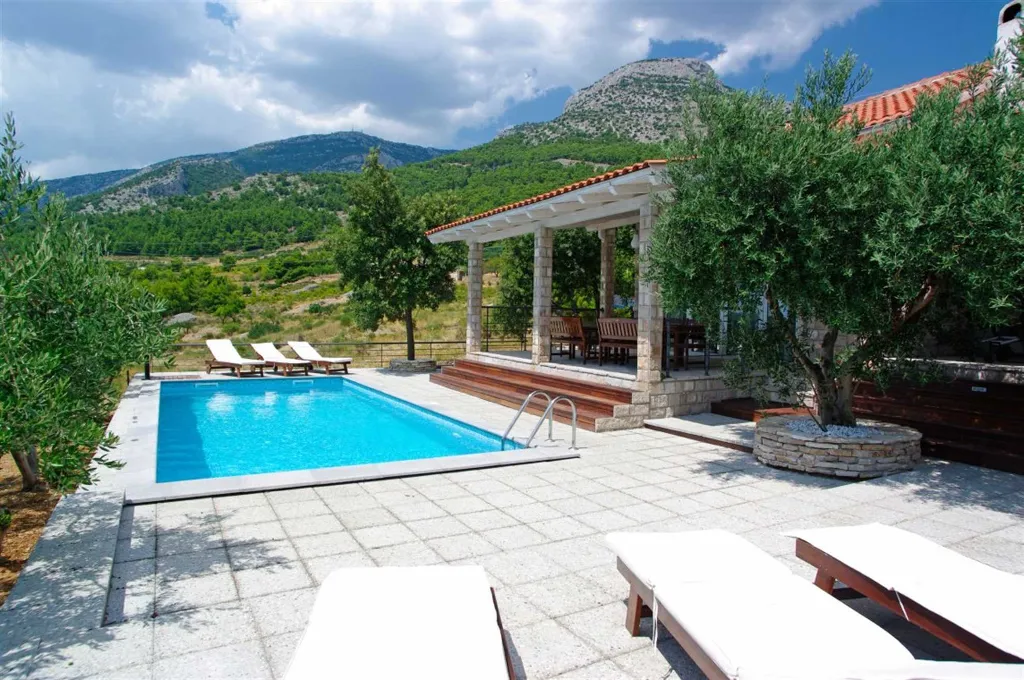 Air-Conditioned 3-Bedroom Apartment in Bol for 6